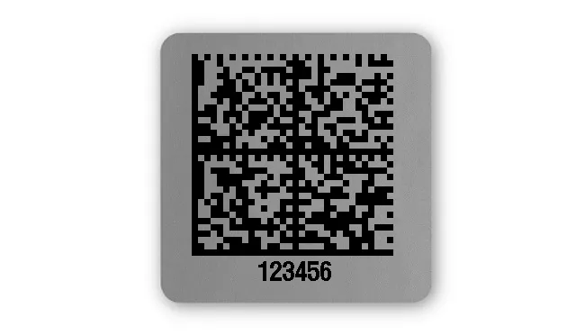 Universaletiketten Material:Folie silber matt Größe:26x26mm Kopfzeile:"ohne" Barcode:DataMatrix Stellenanzahl:6-stellig Ausführung:4 Etiketten pro Nummer Menge:500
