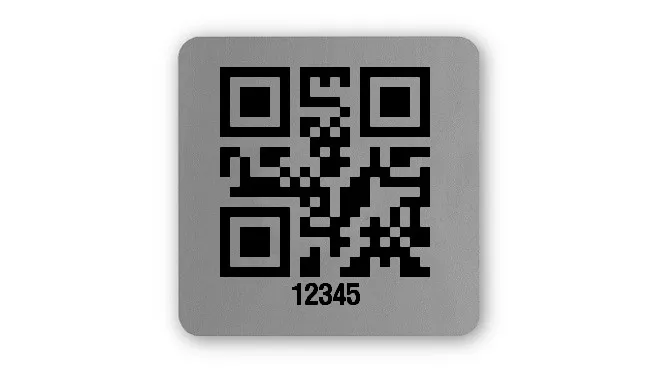 Universaletiketten Material:Polyester-Folie Silberoptik matt Größe:26x26mm Kopfzeile:"ohne" Barcode:QR Stellenanzahl:5-stellig Ausführung:1 Etikette pro Nummer Menge:500