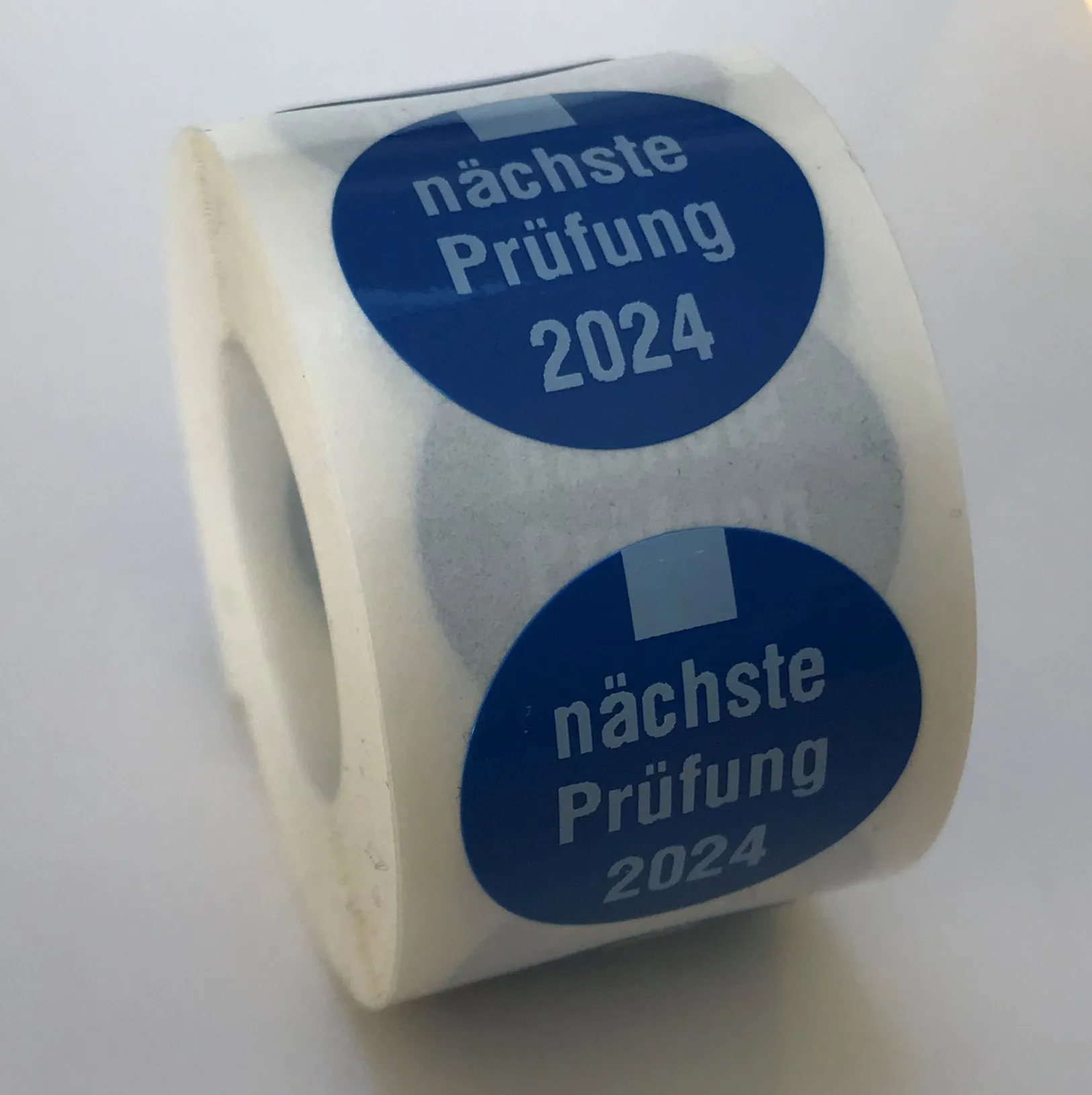 Anwendung: Prüfplakettenträger Material:Folie rot Größe:Ø 15mm Nächste Prüfung:2026 Schriftart:Classic Stellenanzahl:ohne Nächste Prüfung:2024 Ausführung:1 Etikett pro Nummer Etiketten je Rolle:300