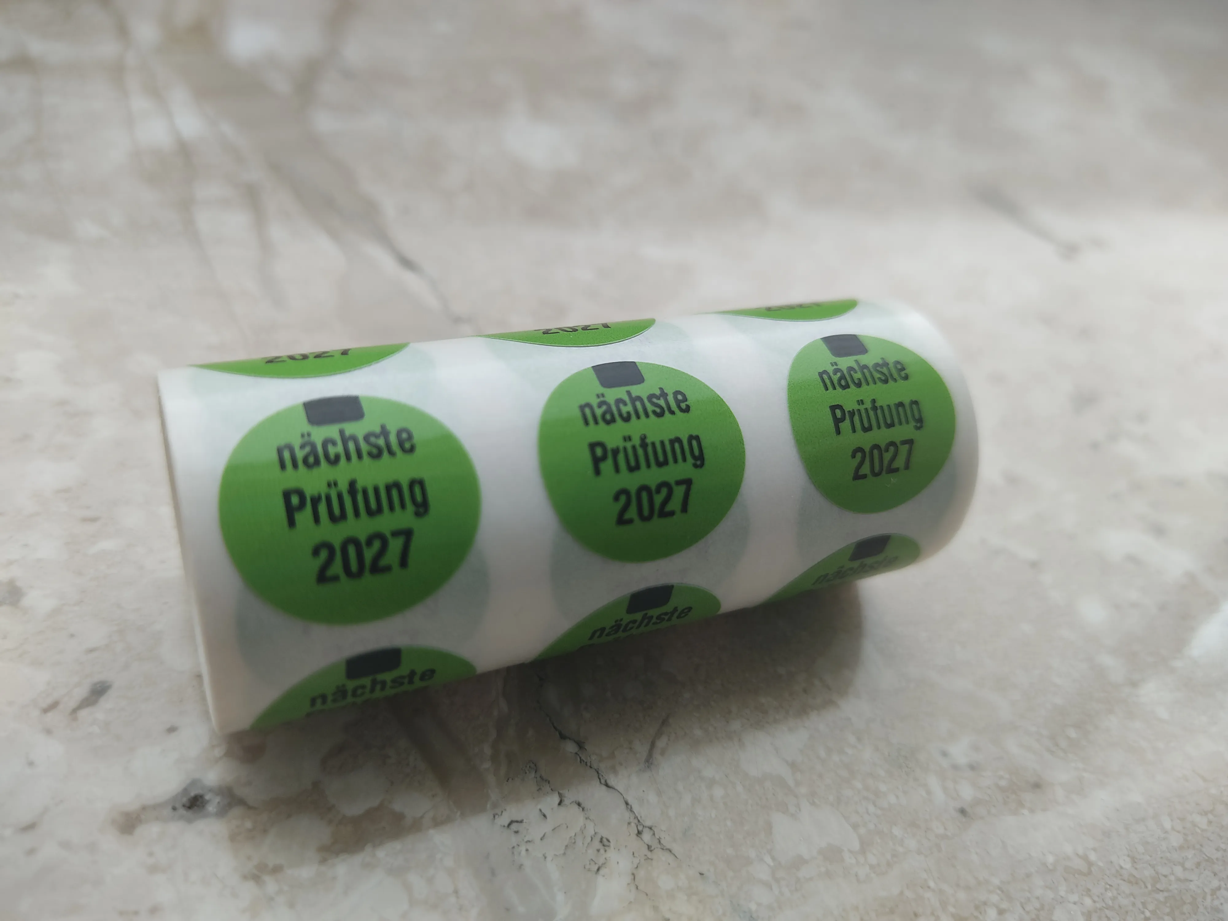 Anwendung: Prüfplakettenträger Material:Folie rot Größe:Ø 15mm Nächste Prüfung:2026 Schriftart:Classic Stellenanzahl:ohne Nächste Prüfung:2021 Ausführung:1 Etikett pro Nummer Etiketten je Rolle:300