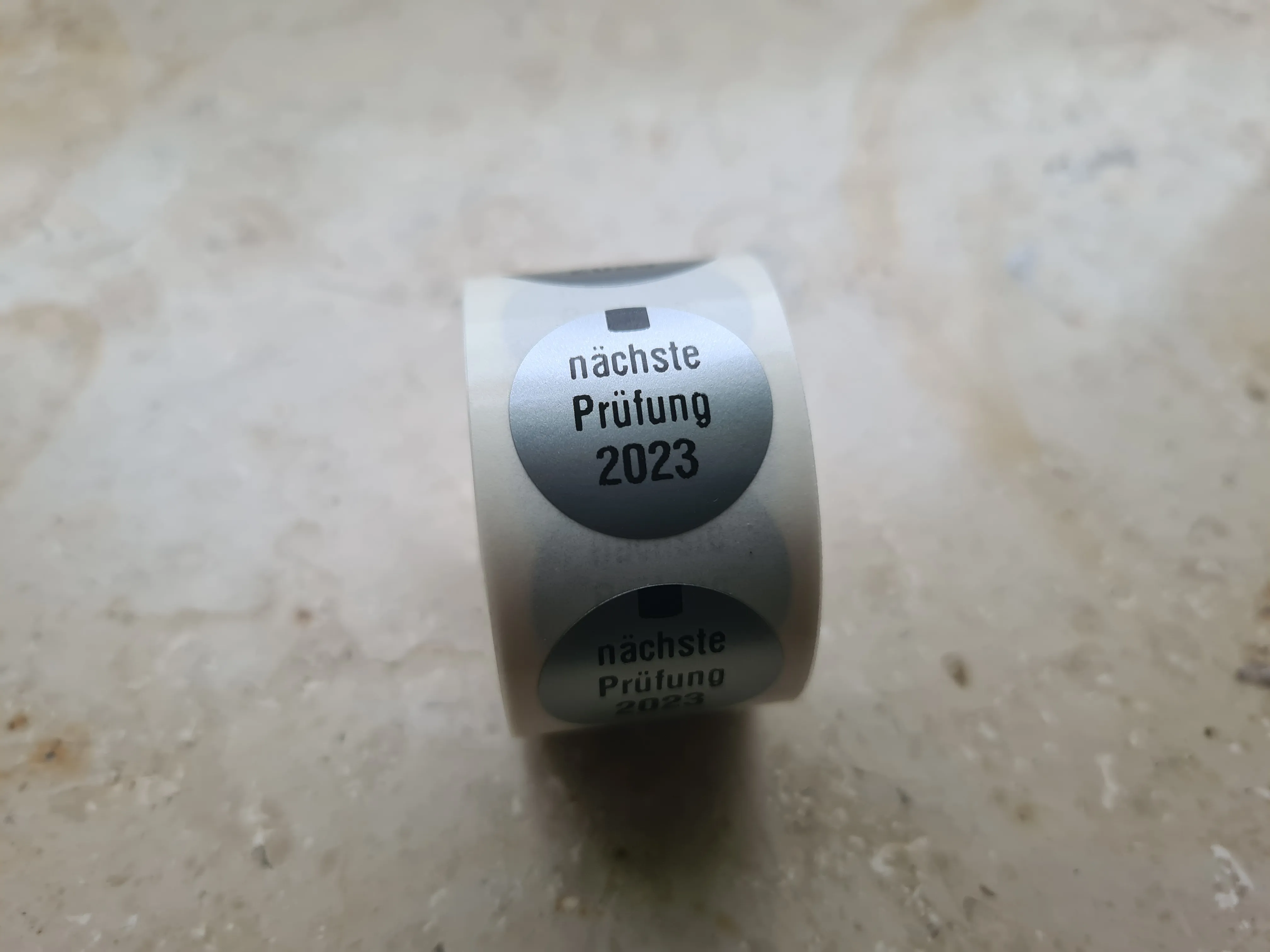Anwendung: Prüfplakettenträger Material:Folie rot Größe:Ø 20mm Nächste Prüfung:2026 Schriftart:Classic Stellenanzahl:ohne Nächste Prüfung:2020 Ausführung:1 Etikett pro Nummer Etiketten je Rolle:300